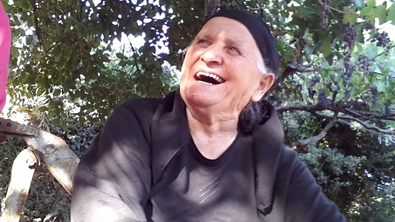 Ξεμάτιασμα με νερό και αθράκια, από την θειάκο Ρέτω.Δίβρη 2017