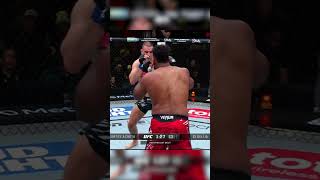 Il met KO son adversaire après un doigts dans l'œil !