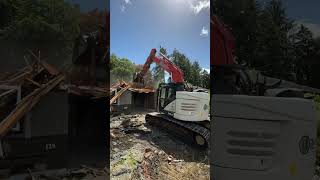 House demolition! Clearview Demo’s Linkbelt excavator taking down a house