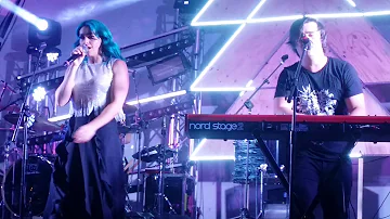 Sheppard performing On My Way live in Adelaide 23/02/2019