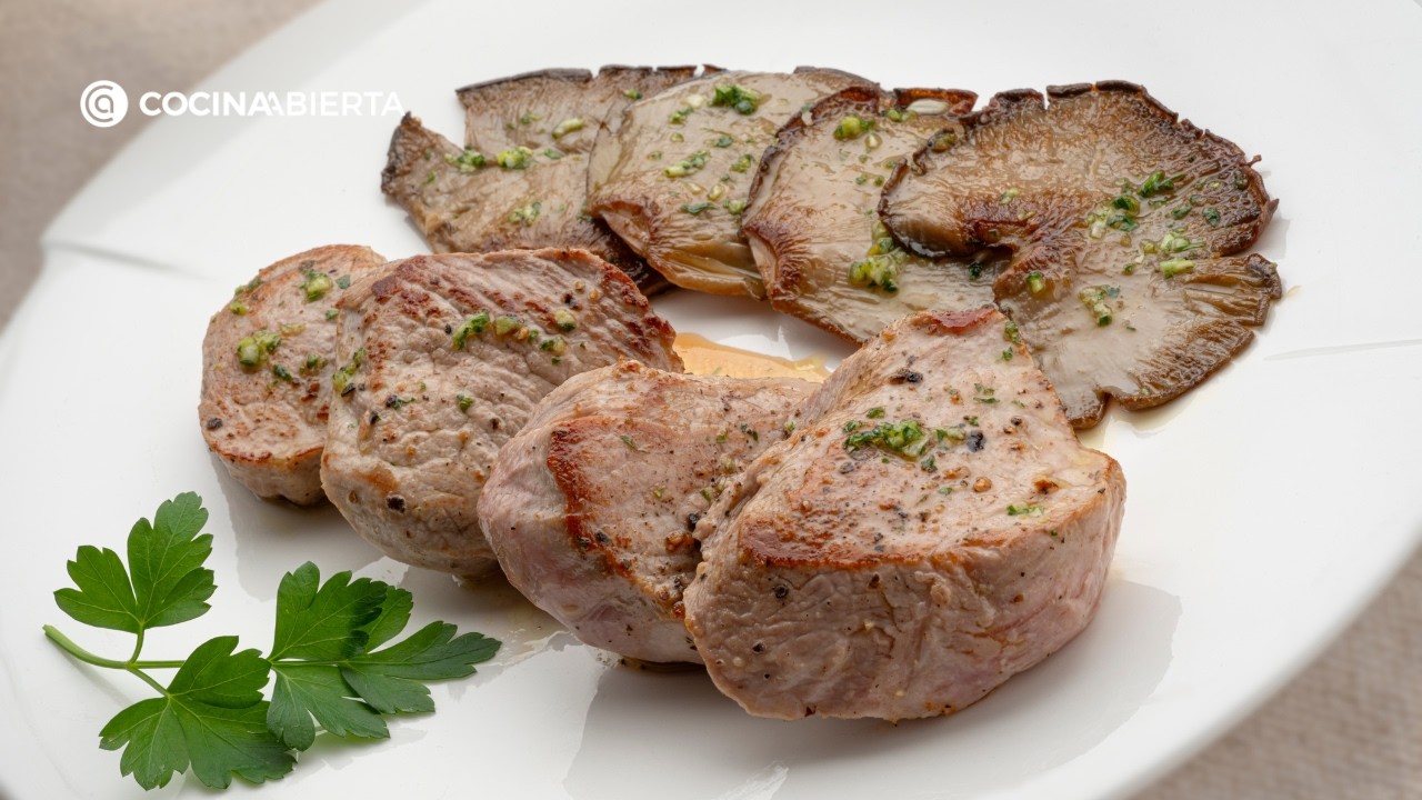 Receta de solomillo de cerdo con setas al ajoperejil fácil