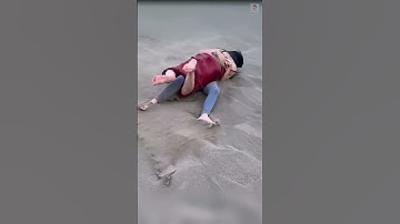 Sao lại vật lộn trên cát vậy? #shorts #xuhướng #trieuview #gáixinh