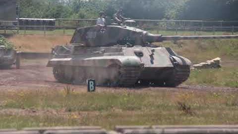 Tiger 2 in actie op Tankfest 2025