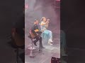 Una de sus favoritas y una de las mías también 💗 cantando en vivo con sentimiento !!