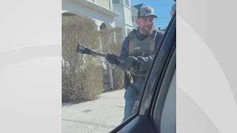 ICE agents smash car windows to detain man