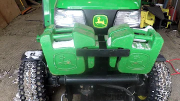 Kolik váží traktor John Deere x748?