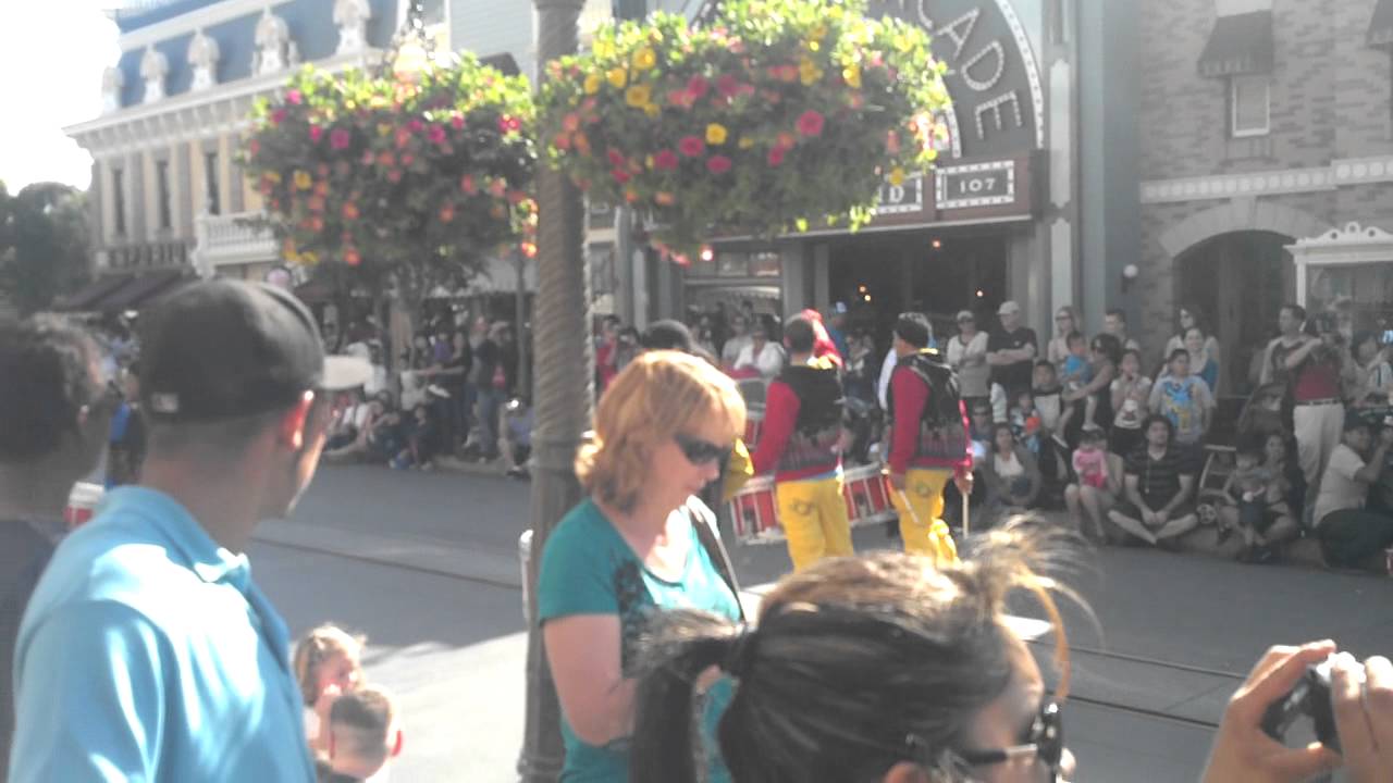video phone beyonce mp3 Let the Memories Begin: Glimpse at the 3:00 Parade!