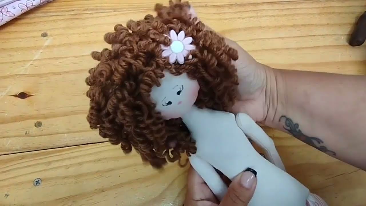 🔵 Como fazer cabelo de Boneca de pano cacheado com lã