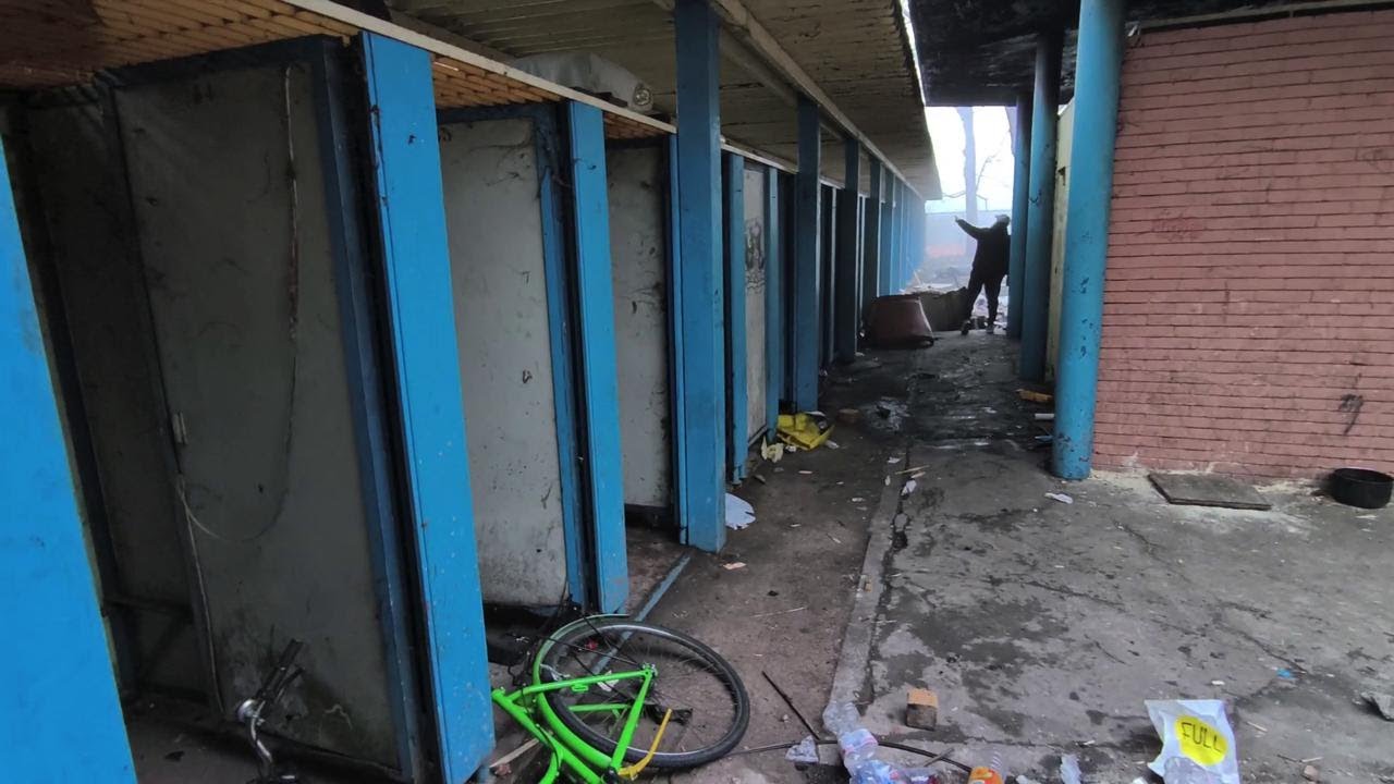 Lo sgombero dell'ex piscina Sempione A TORINO