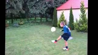 Download lagu Ronaldo 39 nun hareketlerini yapan çocuk Ronaldo 39 nun hareketlerini yapan çocuk