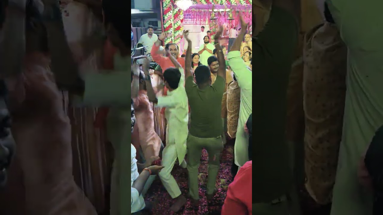 भक्ति की मस्ती में भक्तगण