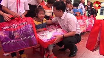 Trao tặng quà Tết cho người nghèo và các em học sinh có hoàn cảnh khó khăn ở huyện Trà Bồng