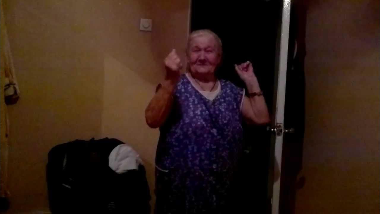Старушка танцует на улице. Бабушка жжет. Бабка жжёт видео приколы. Инвестор бабки жгут. Бабушка жжет.
