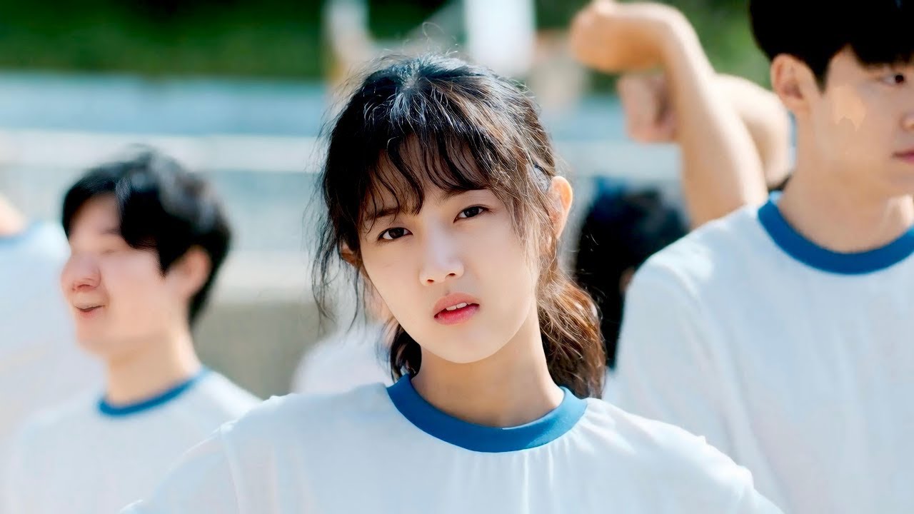 Fue Humillada por su CABELLO RIZADO, pero el CHICO más GUAPO se enamoró de ella