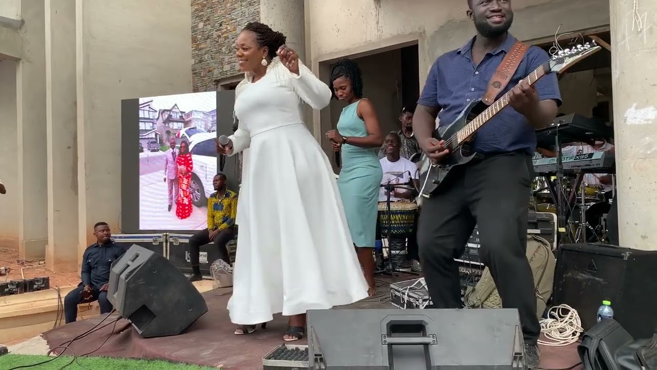 Piesie Esther performs Mente ase3 live with Lovers band A must watch