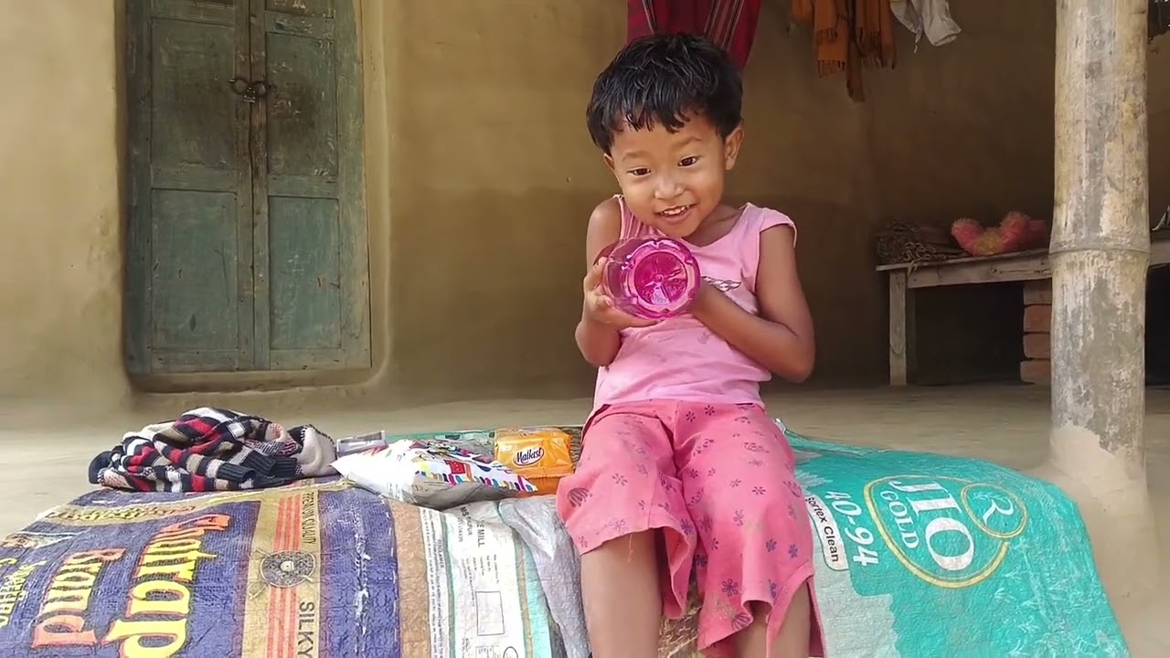 বাবা বাড়িতে নেই তাই ভাত রান্না করেনি মুড়ি খেয়ে দিন কাটালাম      