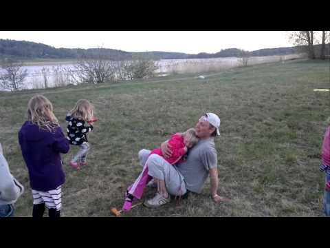 Valborg 2011, Jenna och Saga leker irländsk afton