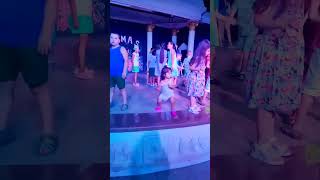 Alinda otelde mini club dansında 🥰.    videolarımızın devamı için kanalımıza abone olmayı unutmayın