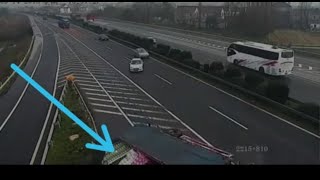 on high way Reckless Driver Missed Exit Causes Two Semi Trucks to Crash Spectacularly/truck accident