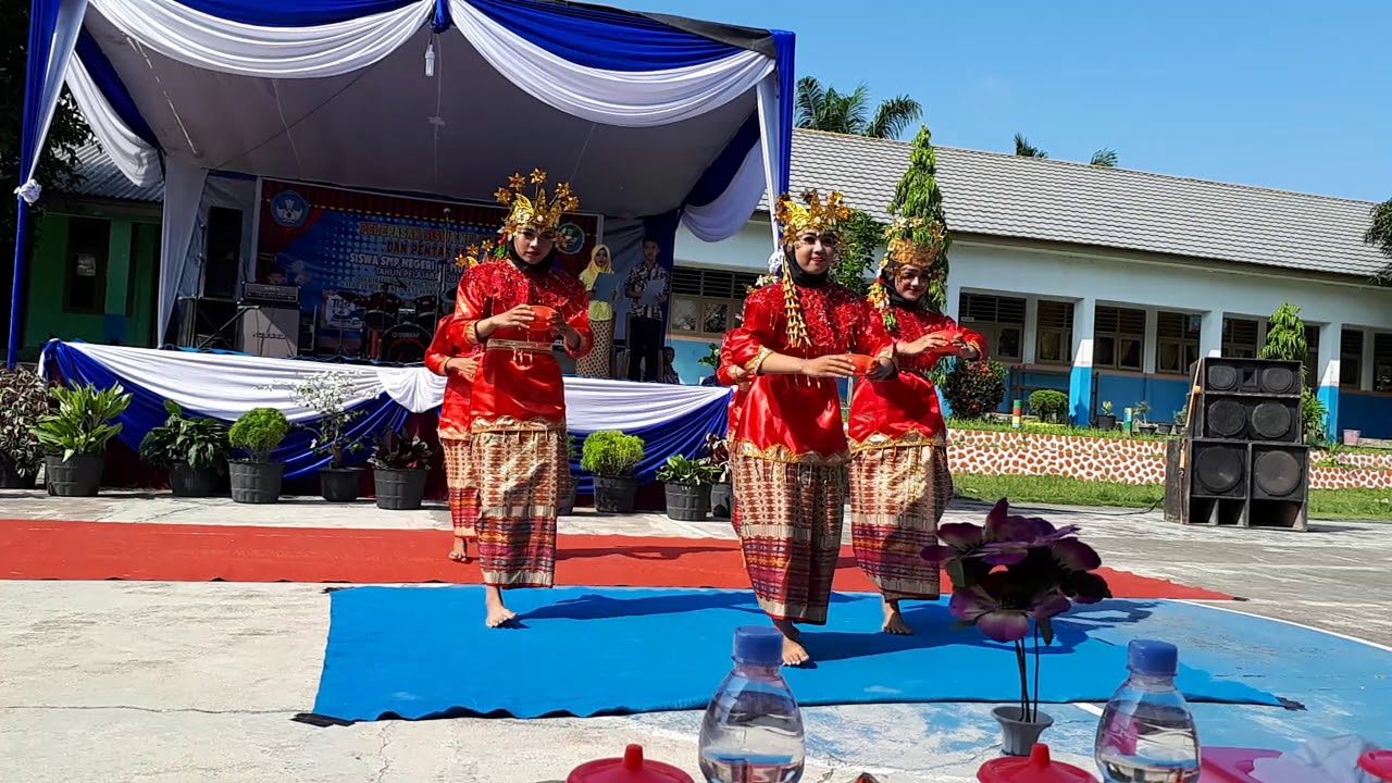 Tari tabur beras kunyit SMPN 13 MUARO JAMBI