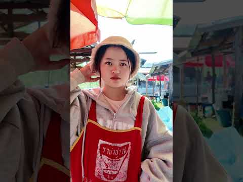 cô gái lào xinh đẹp bán hàng ở chợ biên giới VIỆT NAM