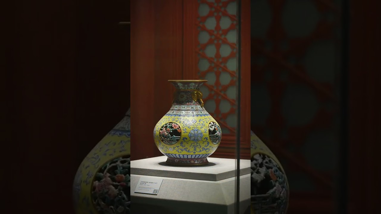 清代乾隆黄地粉彩锦上添花镂空干支字象耳转心瓶会动的转心瓶揭秘| 中国