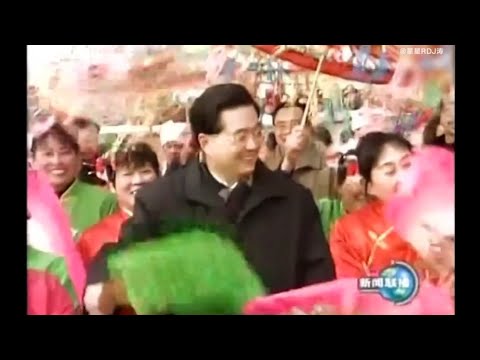 2006年1月28日是农历除夕。上午，胡锦涛总书记来到地处山区的安塞县沿河湾镇侯沟门村，看望农民群众。好热闹，那些坐在树上看的算vip座位了吧～