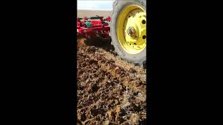John Deere 8300 pasando el chisel Ovlac en la provincia de León