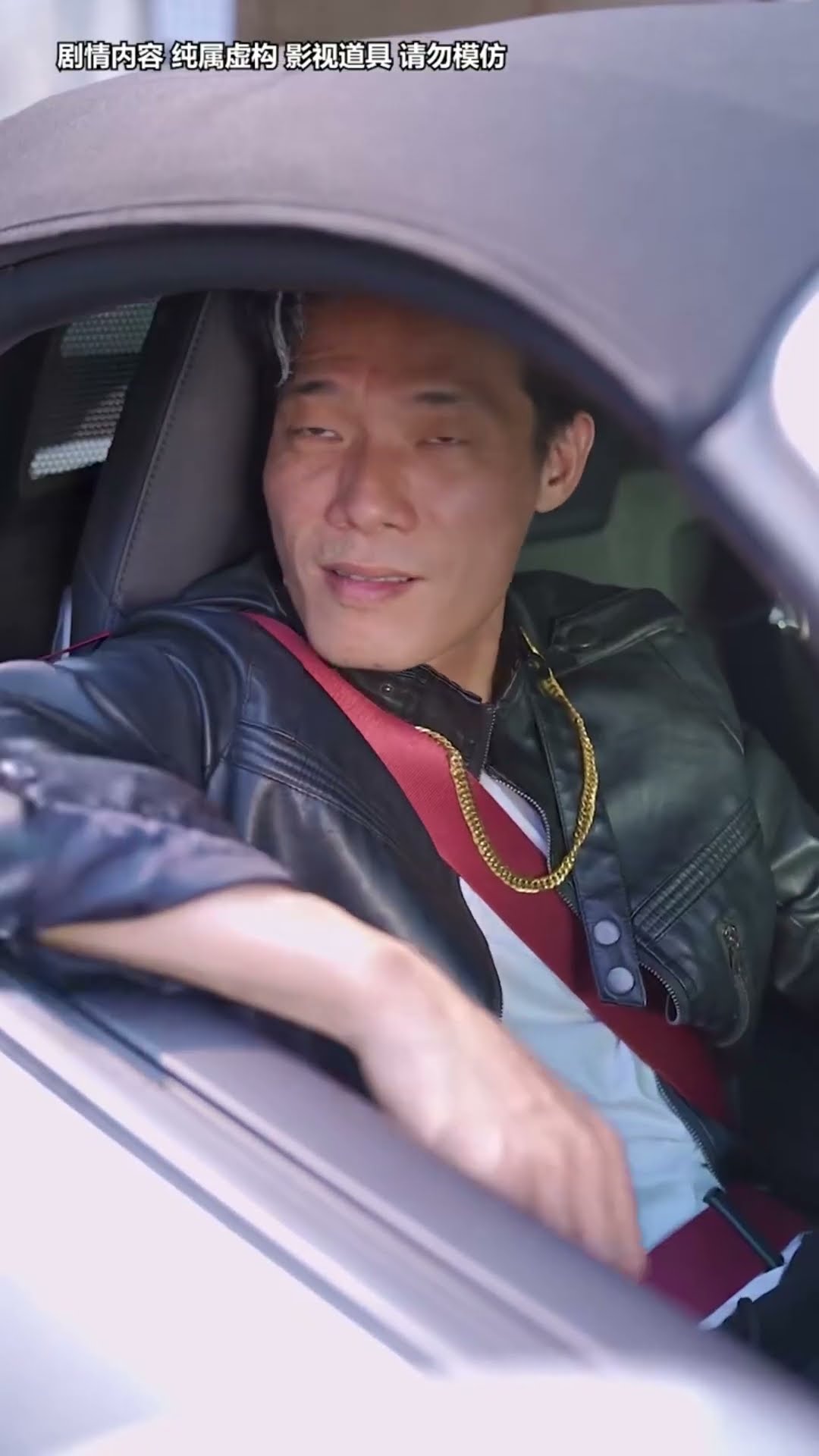 Guige driving a taxi was challenged by someone driving a luxury car? #shorts#guige