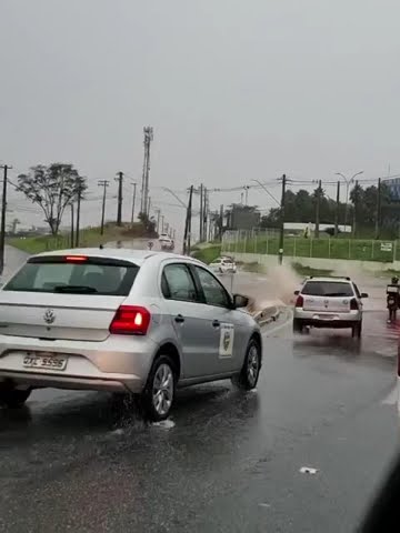 Túnel do Estoril, em Taubaté, fica alagado após forte tempestade