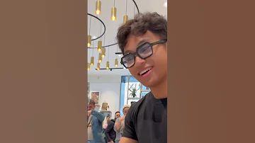 فتاة عربية تغني يا طبطب أمام الأجانب 