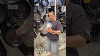 Как мама выбирает сковородку😃#shorts