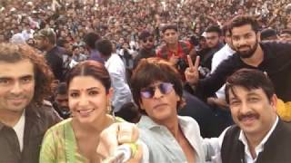 Shahrukh Khan And Anushka Sharma Dance Over Manoj Tiwari Song In Varanasi