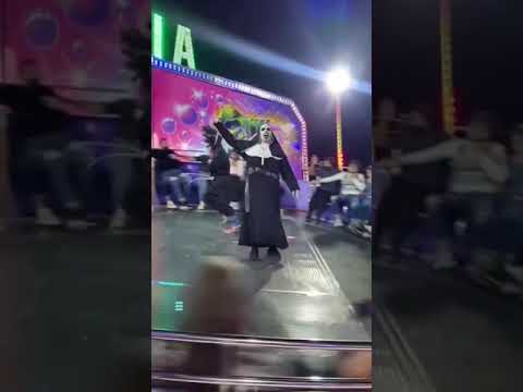 La Monja bailando en un juego mecánico. #feria #thenun #méxico