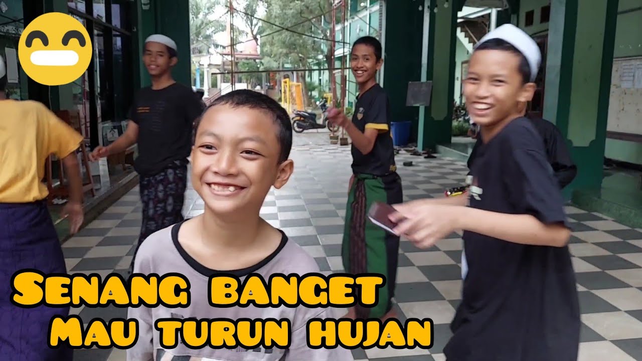 HUJAN TURUN SANTRI PUN GEMBIRA