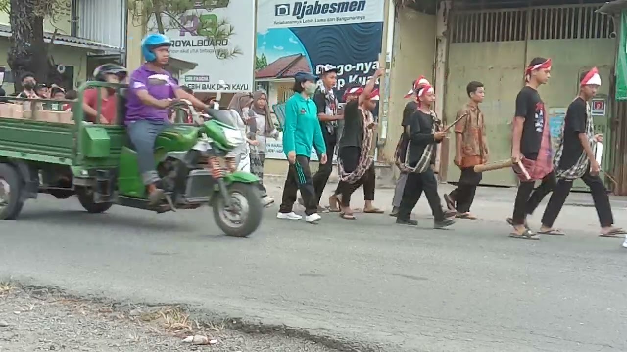 karnaval agustusan dari smp negeri 1 karanganyar untuk mempringati HUT RI Ke78