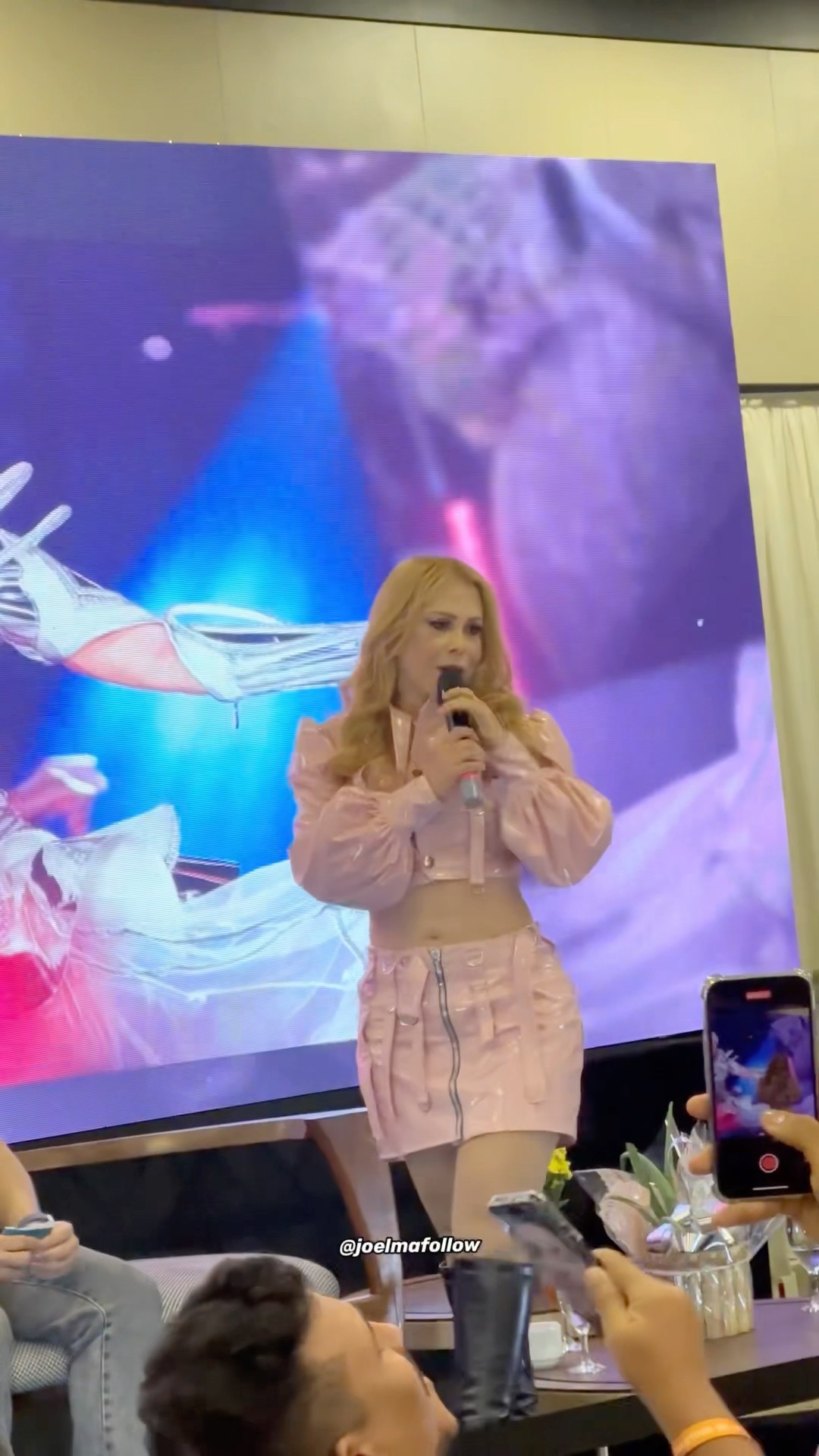 Joelma cantando Beija Flor em coletiva com fãs