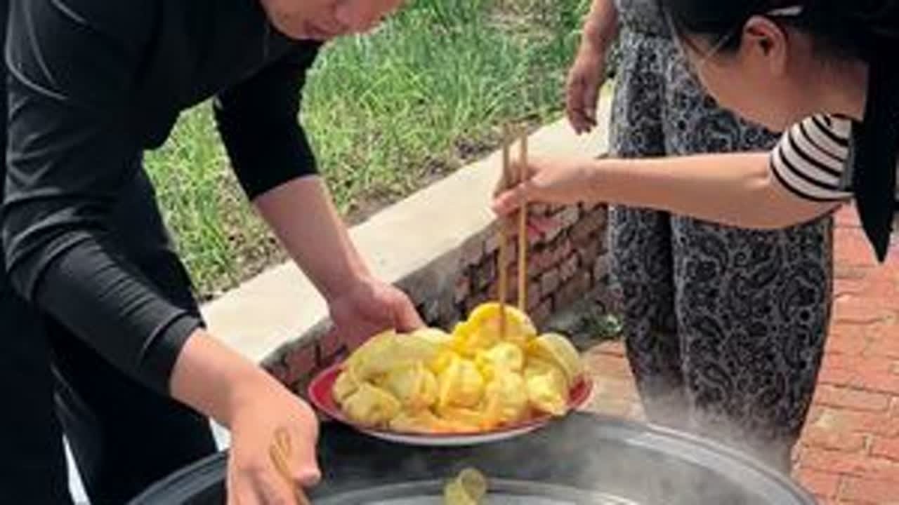 我和刘宝的卡车生活，虽然实现了农村有房街里有楼的生活，可依旧漂泊在异地他乡，为了生活努力吧！感谢大家的支持！#三农 #记录真实生活 #记录卡车生活 #夫妻日常 #日常vlog @抖音小助手