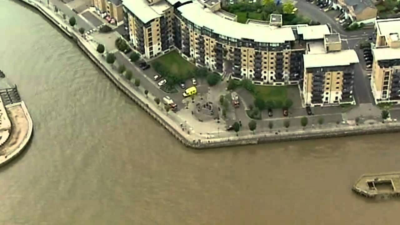 Crew member missing in Thames