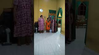 Ibu ibu latihan gerak jalan Ibu ibu latihan gerak jalan