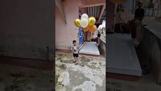 membawa balon terbang