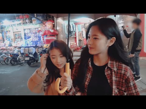 Hyunjin and Yeojin share an umbrella