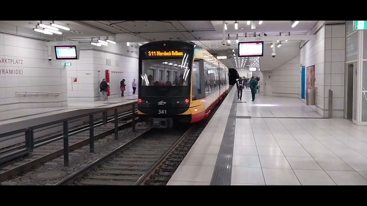 Karlsruher Straßenbahn am Marktplatz Pyramide 2024