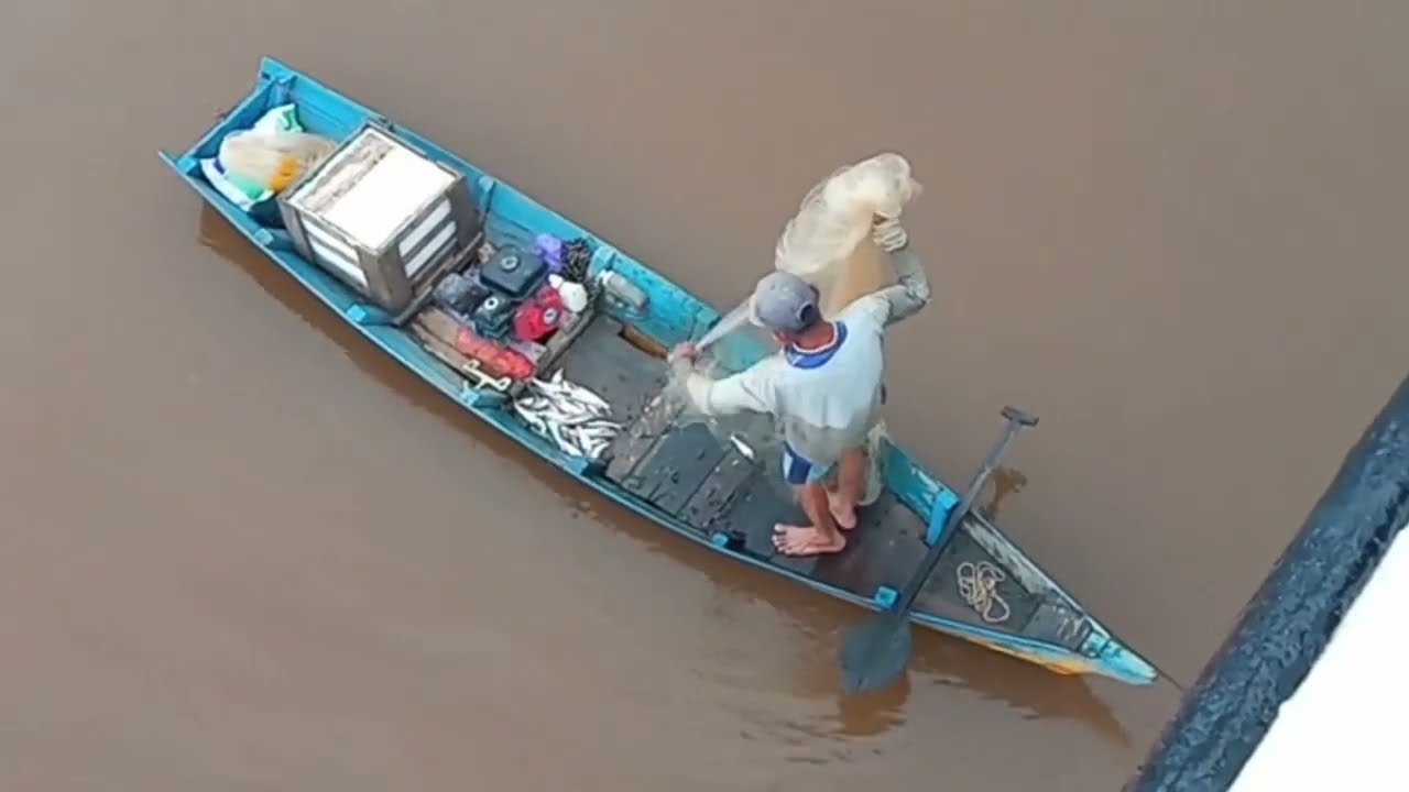 Aksi Nelayan Menjala Ikan Hasilnya Luar Biasa 