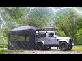 Dans la tempte sous la pluie forte dans lclairage  land rover defender 90 voiture camping