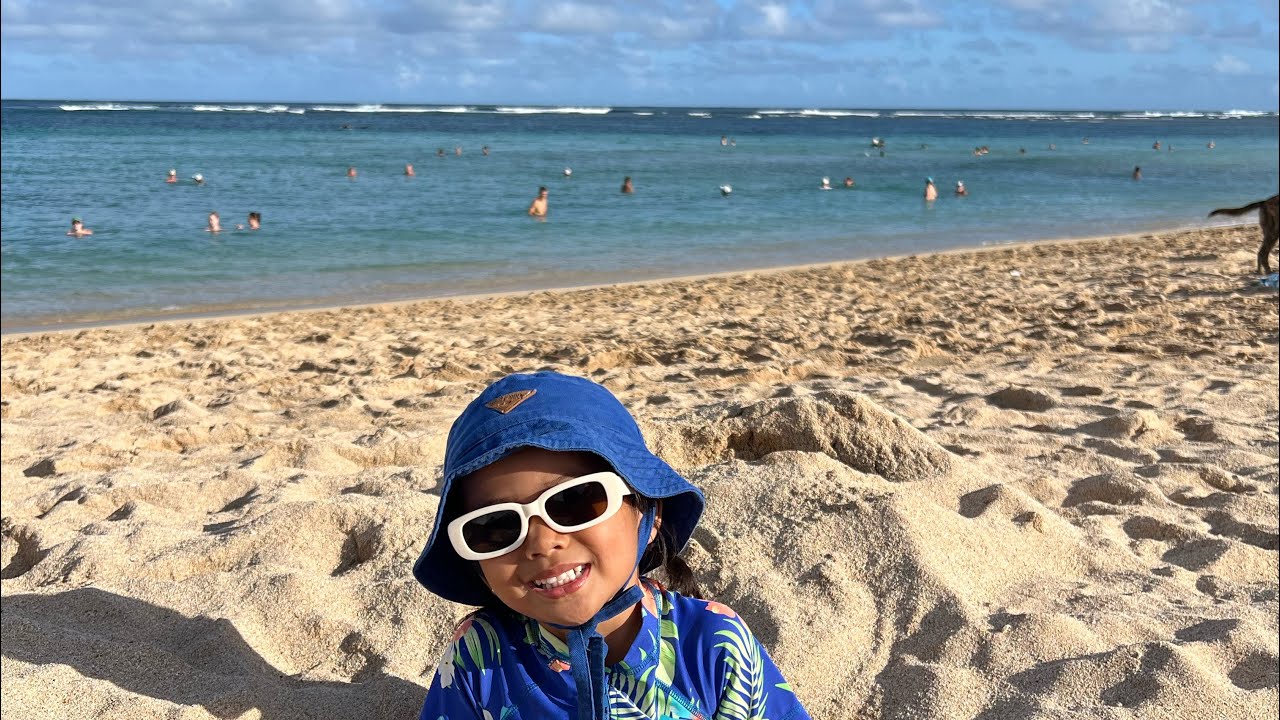 Keseruan Bermain pasir di pantai