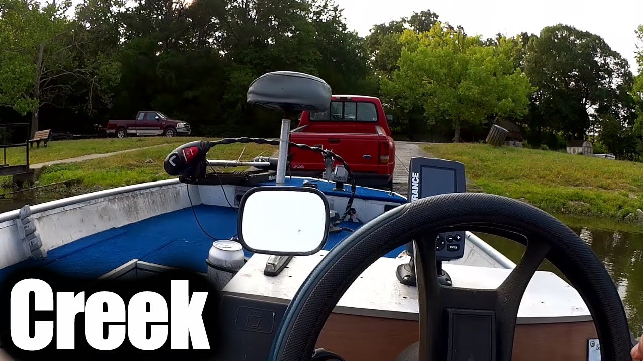 Texas Rig Bass Fishing in a Creek (Realistic) Beginner Boat Fishing
