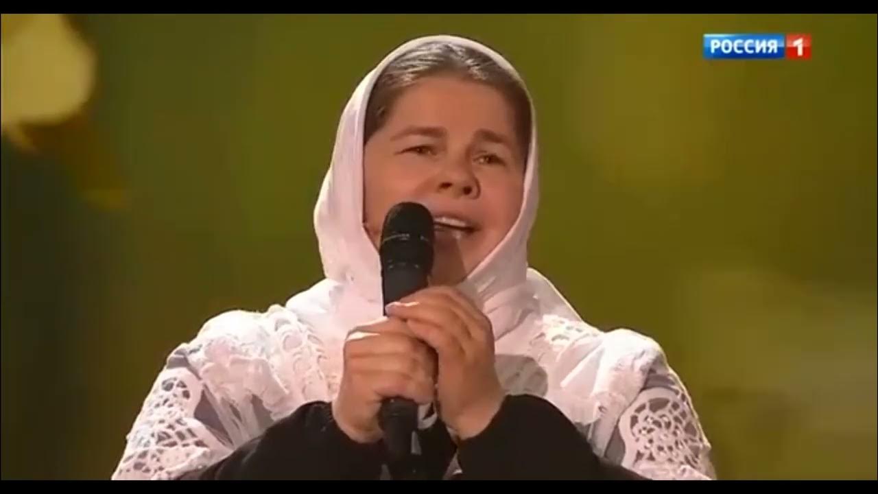 Итальянский голос судьи. Ребёнок девушки которая поёт матушка щемля. Монашка голос. Девочка с микрофоном. Матушка поет девочка.