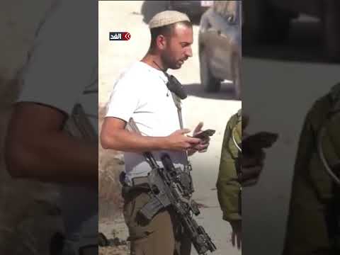 هذه أرضنا أبا عن جد مزارع فلسطيني يتحدى جنود الاحتلال في الخليل