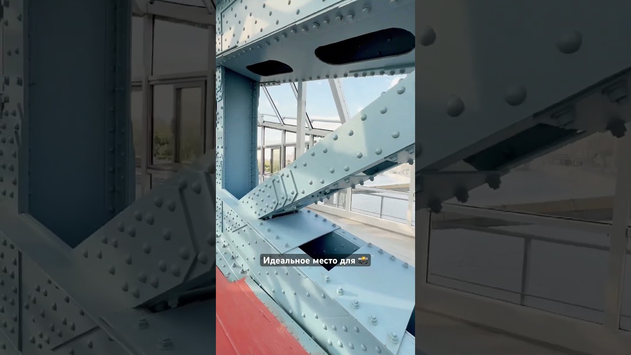 пешеходный мост соединяет Бережковскую и Ростовскую набережные 